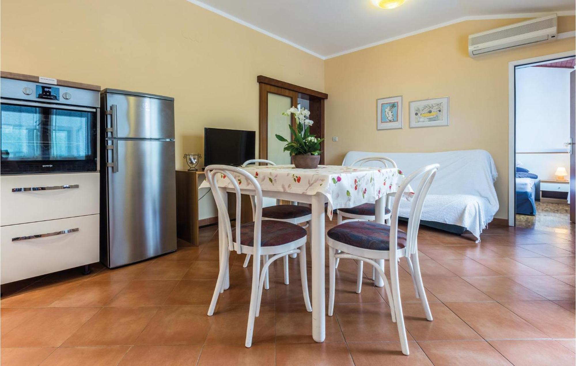 Gorgeous Apartment In Porec With Kitchen المظهر الخارجي الصورة